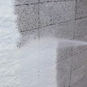 Application de mousse polyuréthane projetable sur parpaings